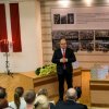 Komisijas priekšsēdētājs Ritvars Jansons sveic pilsonības pretendentus
